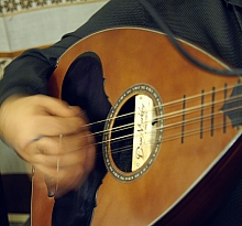 PICT1874 small Koumandros Bouzouki.jpg - 42328 Bytes